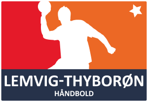 Logoet præsenterer en håndboldspiller i aktion, der kaster bolden. Farverne rød, orange og blå skaber en dynamisk baggrund. Navnet 'LEMVIG-THYBORØN' er tydeligt angivet, hvilket fremhæver klubbens identitet.